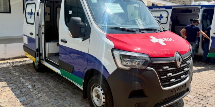 Governo entrega ambulâncias e unidades odontológicas móveis para 11 municípios do RN