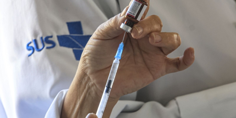 Anvisa amplia uso de vacina contra meningite para bebês a partir de seis semanas
