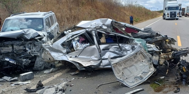 Colisão de dois carros deixa um morto na BR-304