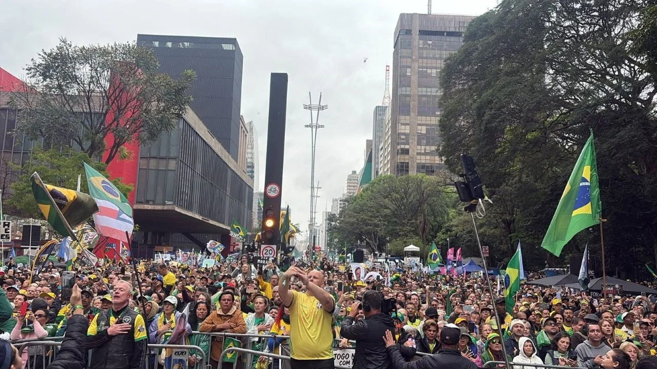 Apoiadores de Flávio se reúnem contra Lula e Moraes