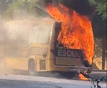 Micro-ônibus escolar pega fogo em frente a escola estadual em Baraúna