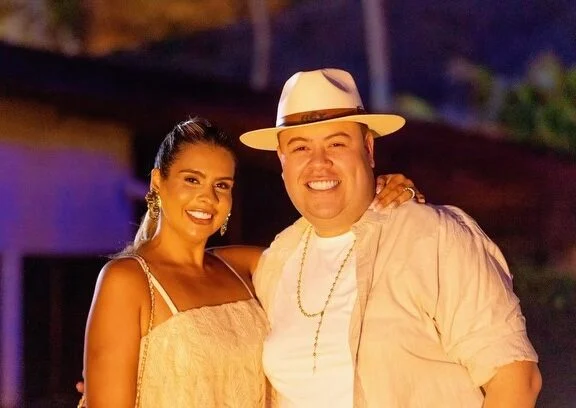 Rey Vaqueiro machucou as costas e os pés em acidente, diz esposa do cantor